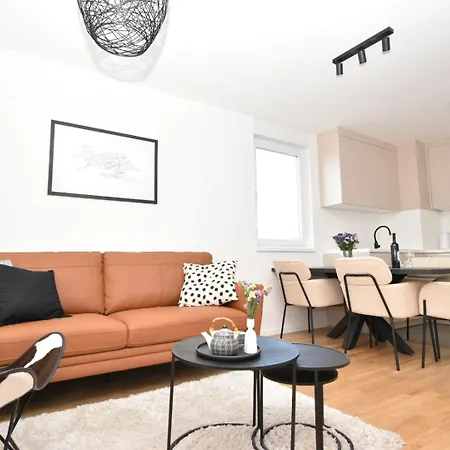 Urban Loft With Garage Place Lägenhet