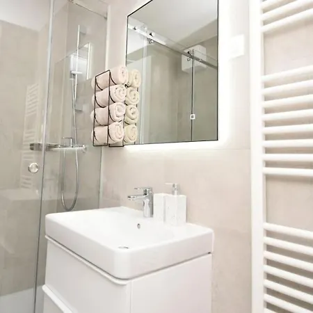 Urban Loft With Garage Place זאדאר