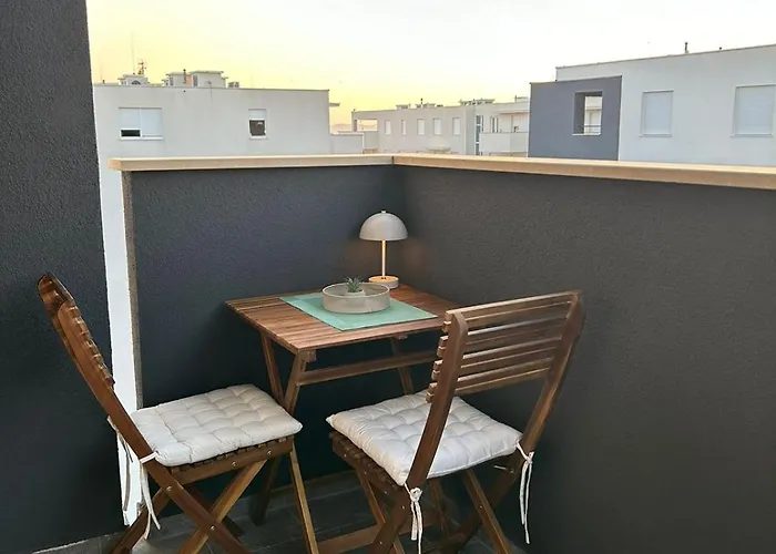 Urban Loft With Garage Place شقة زادار